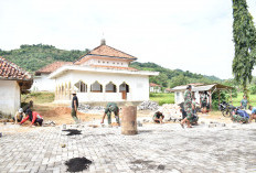 Capai 65 Persen, Satgas TMMD ke-127 Kodim 0827/Sumenep Kebut Pemasangan Paving Blok di Desa Mandala