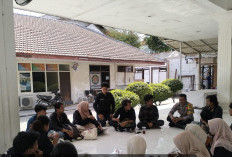 Dekatkan Pelayanan, Bhabinkamtibmas Medokan Ayu Sosialisasi Call Center 110 ke Mahasiswa KKN UPN