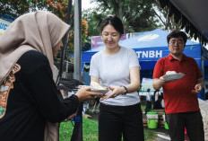 Mahasiswa Asing Unesa Turun Langsung Bagikan Takjil Gratis