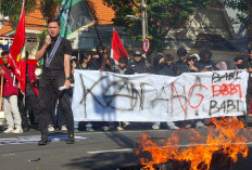 Aksi Cipayung Plus di DPRD Surabaya Diwarnai Bakar Ban, Mahasiswa Soroti MBG dan Ekonomi Nasional