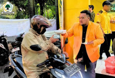 Hangatnya Ramadan di Depan Kantor Golkar Surabaya, Takjil Dibagikan dengan Senyum dan Kepedulian