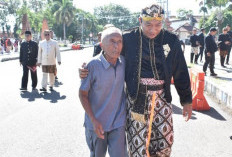 Mas Rio Cium Tangan Guru SD saat Hardiknas di Situbondo, Momen Haru di Alun-alun