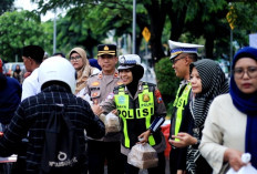 Satlantas Polres Gresik dan REI Bagi Takjil untuk Pengguna Jalan