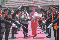 Tradisi Pedang Pora Sambut Kapolres Jombang yang Baru
