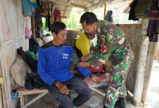 Sentuhan Kemanusiaan Satgas TMMD 127, Serda Dofir Periksa Kesehatan Warga Sumenep