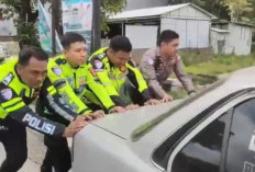 ?Satlantas Polres Bojonegoro Bahu-Membahu Dorong Mobil Mogok Pemudik