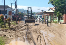 Banjir Surut, Lumpur Tebal Lumpuhkan Jalan di Besole Tulungagung