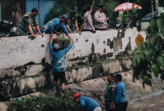 Sinergi TNI-Polri dan Masyarakat, Kapolsek Sukomanunggal Pimpin Giat Karya Bakti Bersih Sungai