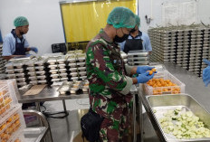 Pastikan MBG Aman Dikonsumsi, Babinsa Tukum Lumajang Ikut Memantau di  SPPG