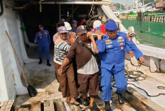 ABK KLM Putra Utama Jaya Mendadak Sakit, Satpolairud Gresik Lakukan Evakuasi