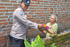 Ramadan Peduli, Anggota Polsek Wonoayu Beri Santunan Warga Kurang Mampu
