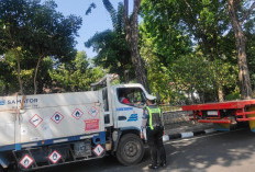Satlantas Polres Gresik Tertibkan Truk Bertonase Besar  Melintas di Kawasan Kota