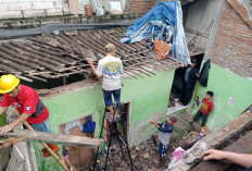 Atap Rumah Warga Mangliawan Ambruk karena Kayu Lapuk