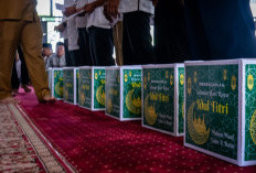 Beri Bingkisan Hari Raya untuk Petugas Kebersihan Sekolah, Bupati Gresik Ajak Guru Tanamkan Peduli Lingkungan