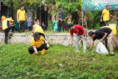 Polres Bojonegoro Bersih-bersih Sungai Sambut HUT Bhayangkara Ke-80