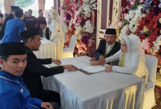 Puluhan Pasangan Nikah Massal Gratis Langsung Bulan Madu di Pantai Pasir Putih Situbondo