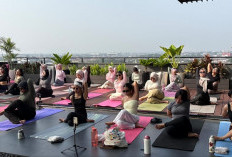 Aston Gejayan Yogyakarta Gelar Morning Yoga Rise in Harmony di The Roof