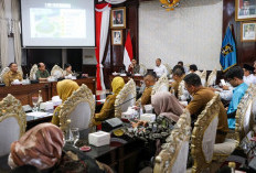 Wali Kota Eri Cahyadi Paparkan Strategi Pengentasan Kemiskinan Terintegrasi Surabaya di Hadapan Tim Bappenas