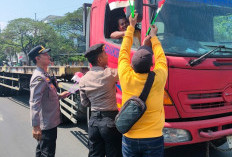 Polres Pelabuhan Tanjung Perak Surabaya Bagikan Bendera Merah Putih Sambut HUT Ke-81 RI