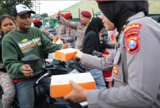 Anggota Gabungan Ditreskrimum Polda Jatim Bagikan Ratusan Takjil 