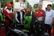 Bagikan Pertamax Gratis dan Tinjau Pasar Murah di Sidoarjo, Gubernur: Stok BBM dan Elpiji di Jawa Timur Aman