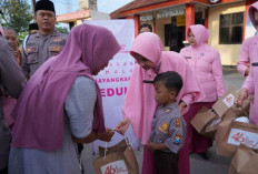 Kapolres Bojonegoro dan Siswa TK Kemala Bhayangkari 67 Sugihwaras Berbagi Takjil