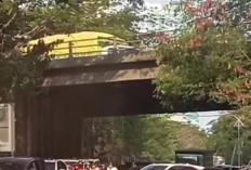 Excavator Proyek Terbalik di HR Muhammad Surabaya, Tiang Listrik Tertimpa dan Lalu Lintas Macet