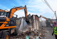 Pemkot Surabaya Ratakan Bangunan Bekas Pasar Simomulyo