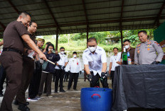 Kejari Batu Bersama Pemkot Musnahkan Barang Bukti dari 28 Perkara Pidana, Gunakan Teknologi Incinerator Suhu T