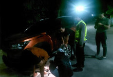 Ban Bocor Tengah Malam, Warga Telepon 110, Polisi Pitu Polres Ngawi Sigap Membantu
