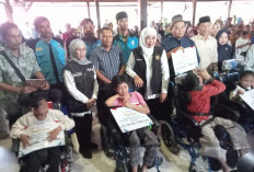 Ratusan Warga Terima Bansos, Plt Bupati Tulungagung Ingatkan Agar Digunakan Sebaik-baiknya