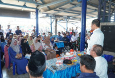 Bupati Lamongan Serahkan Bantuan kepada 18 Keluarga ABK KMN Entok Hilang Kontak