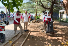 Dukung Gerakan Indonesia ASRI, Gerindra Ngawi Bersihkan Sampah di Depan GOR Bung Hatta