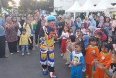 Badut Nasir Hibur Peserta Lomba Mewarnai SFF 2026 di Surabaya