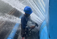 Pipa PDAM Jebol di MERR Surabaya, Semburan Air 2 Meter hIngga Rendam Jalan