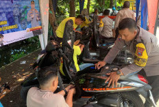 Persempit Ruang Gerak Maling, Polsek Rungkut Pasang Alarm Motor Gratis untuk Warga