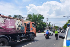 Unit Lantas Polsek Tandes Gerak Cepat Urai Kepadatan Lalu Lintas  Akibat Truk Mogok