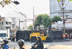 Truk Tronton 25 Ton Muat Garam Terguling, Polisi Ungkap Kronologi dan Rencana Evakuasi
