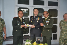 Perkuat Sinergi, Kodim 0824/Jember Bersama Yon Armed 8/UY Beri Kejutan Tumpeng di HUT Bhayangkara ke-80