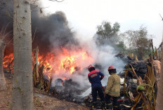 Terperosok ke Dalam Api Tumpukan Plastik, Personel Damkar Gresik Luka Bakar di Kedua Kaki