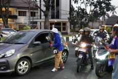 HUT ke-39 Arema FC, Polresta Malang Kota dan Aremania Bagikan 39 Mawar ke Pengendara