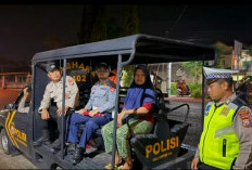 Humanis di Tengah Operasi Ketupat, Personel Pos Terpadu Monumen Soerjo Bantu Wanita Tunarungu