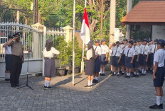 Tanamkan Jiwa Nasionalisme, Bhabinkamtibmas Wiyung Jadi Pembina Upacara di YBPK 4 Surabaya