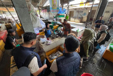 Jelang Nataru, Satgas Pangan Polres Gresik Sidak Harga Bahan Pokok di Pasar dan Ritel