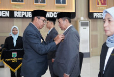 Wali Kota Batu Sematkan Satyalancana Karya Satya kepada 51 ASN, Tekankan Kualitas Pelayanan