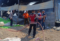 Polsek Krian Gerak Cepat Tangani Kebakaran Gudang Rongsokan di Barengkrajan