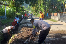 Respons Cepat Keluhan Warga, Polisi RW di Tempurejo Turun Tangan Tambal Jalan dan Bersihkan Drainase