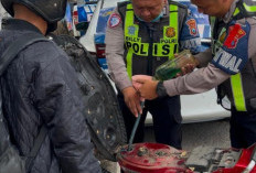 Satlantas Polres Bojonegoro Beri Bantuan ke Pemudik Kehabisan Bensin 