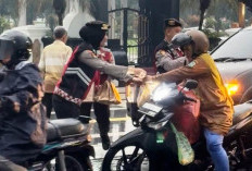 Satsamapta Polres Lumajang Bagikan 250 Takjil Gratis di Alun-Alun Utara