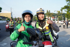 Hari Kartini, Srikandi Lantas Kediri Edukasi Safety Riding dan Bagikan Helm untuk Ojol Wanita